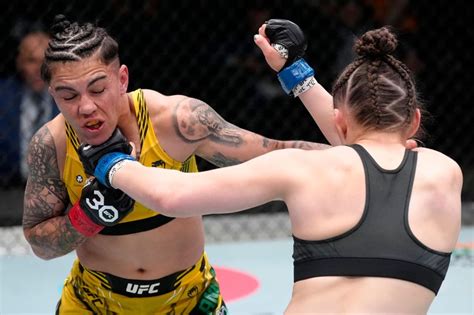 ufc nip slip|UFC star blames her breast falling out of sports bra for shock loss